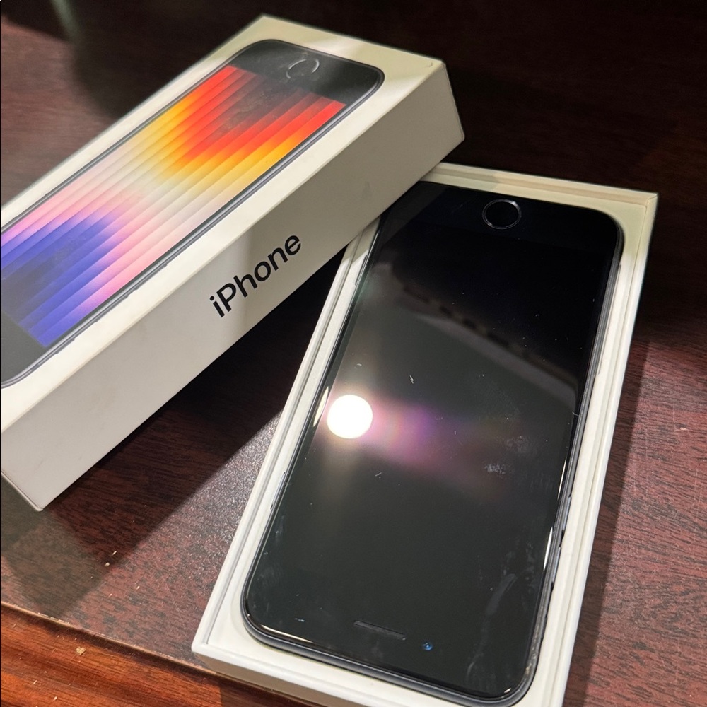 Apple iPhone SE - Prepaid Phone - Total Wireless | Verizon | Tracphone (3rd Gen)